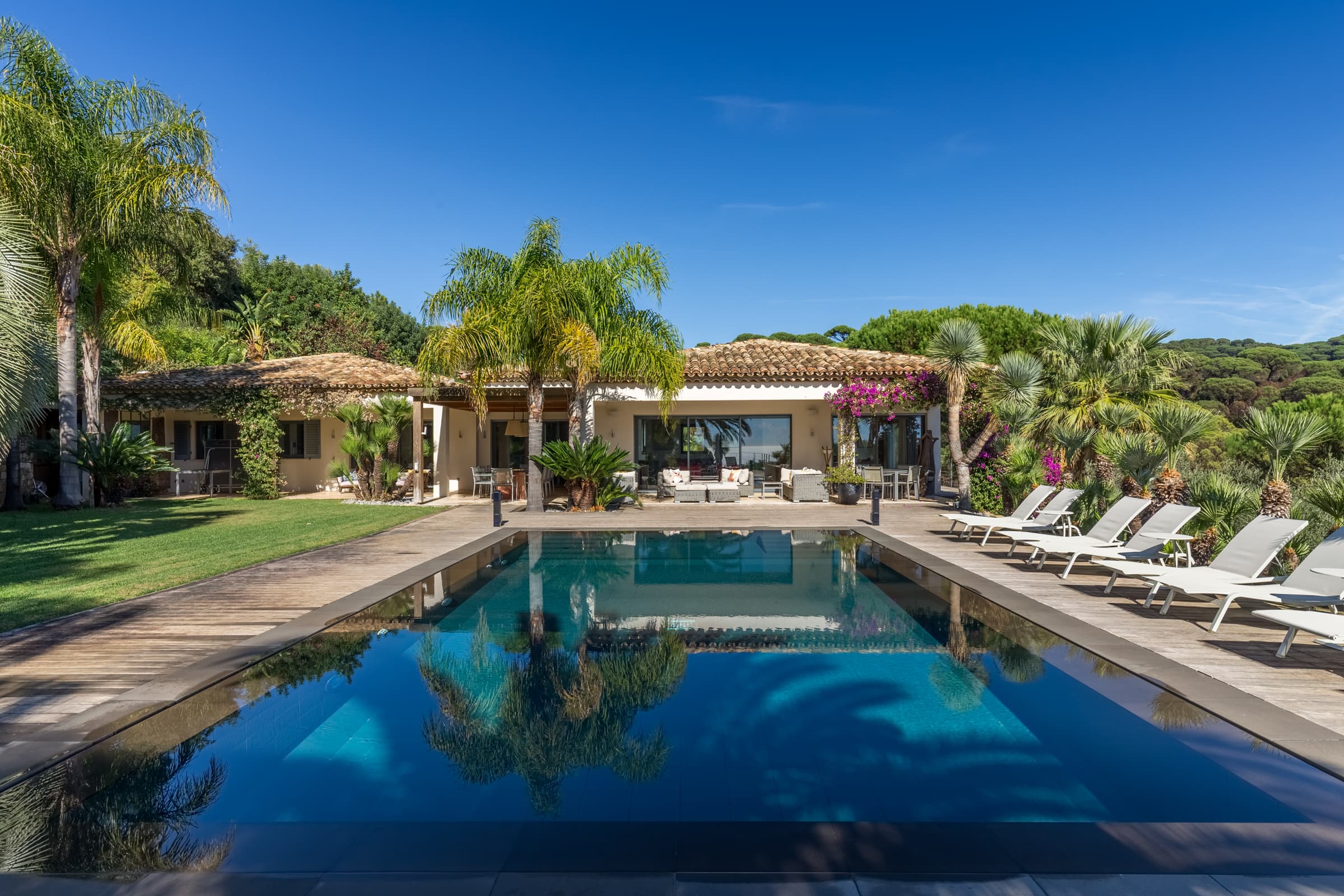 Superbe piscine à débordement avec vue sur la mer. Villa contemporaine à vendre à Gigaro, La Croix-Valmer.