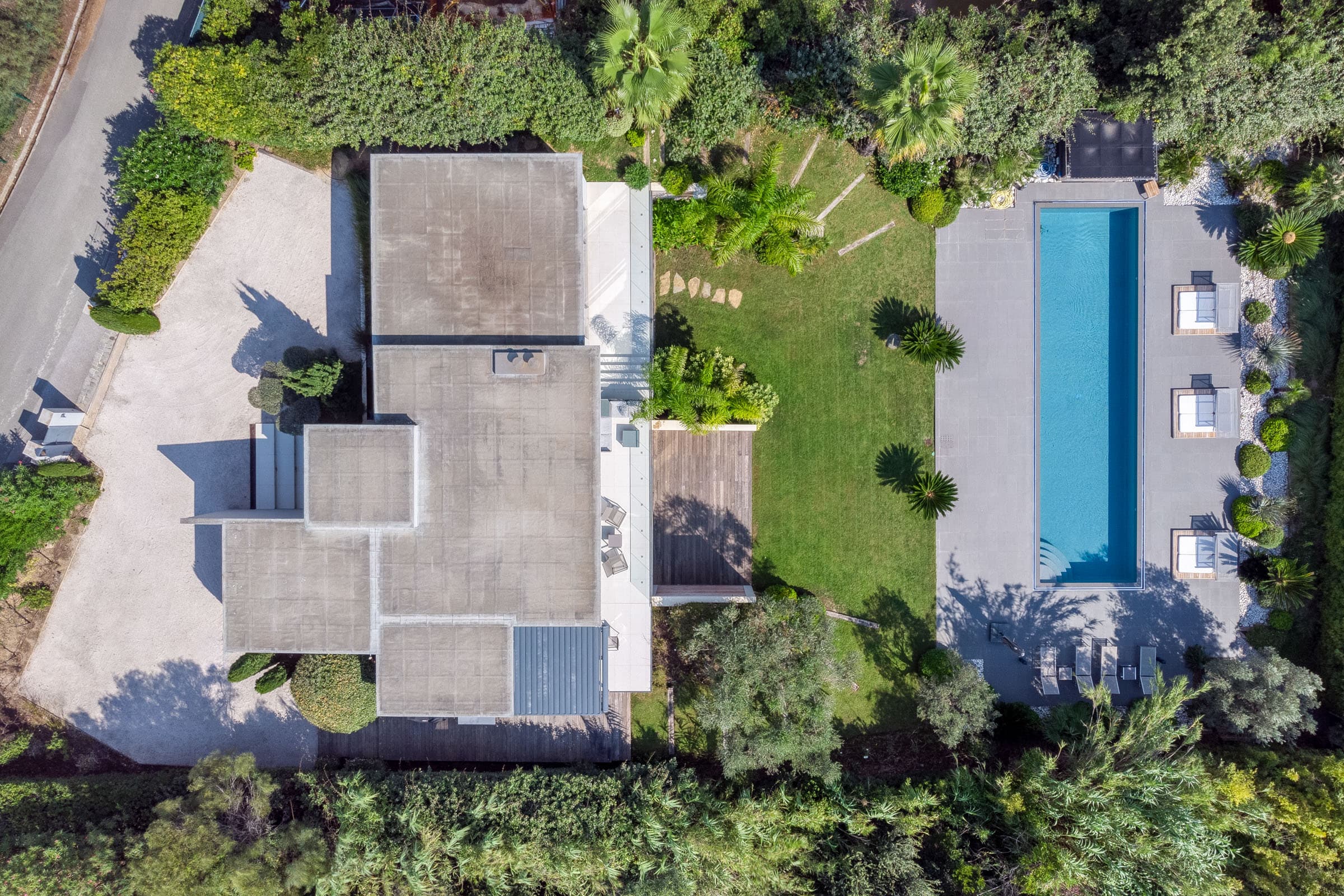 Vue drone de la villa moderne à vendre à Ramatuelle, entourée d’un jardin paysager, à 50 mètres de la plage de Pampelonne et du Club 55.