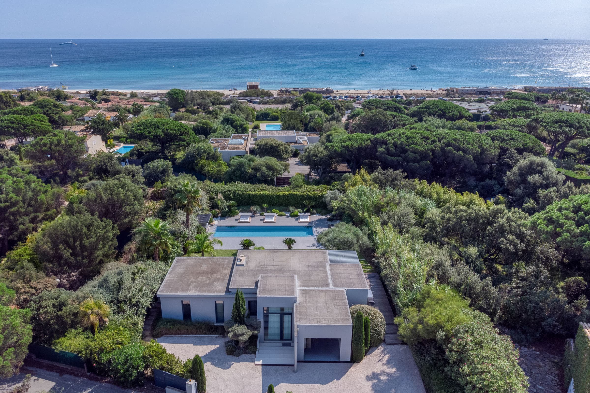 Façade moderne d’une villa de luxe à vendre à Ramatuelle, à 2 minutes à pied de la plage de Pampelonne et du célèbre Club 55.