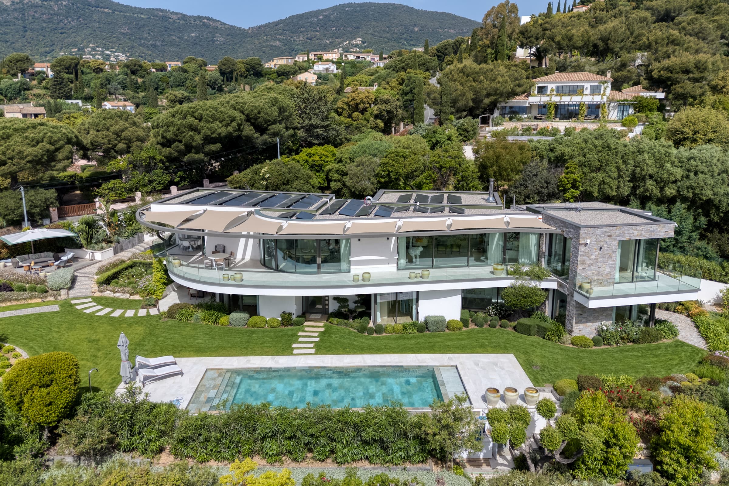 Villa d’exception à vendre à Cavalaire-sur-Mer avec architecture élégante, finitions de prestige et vue panoramique à 180° sur la baie.