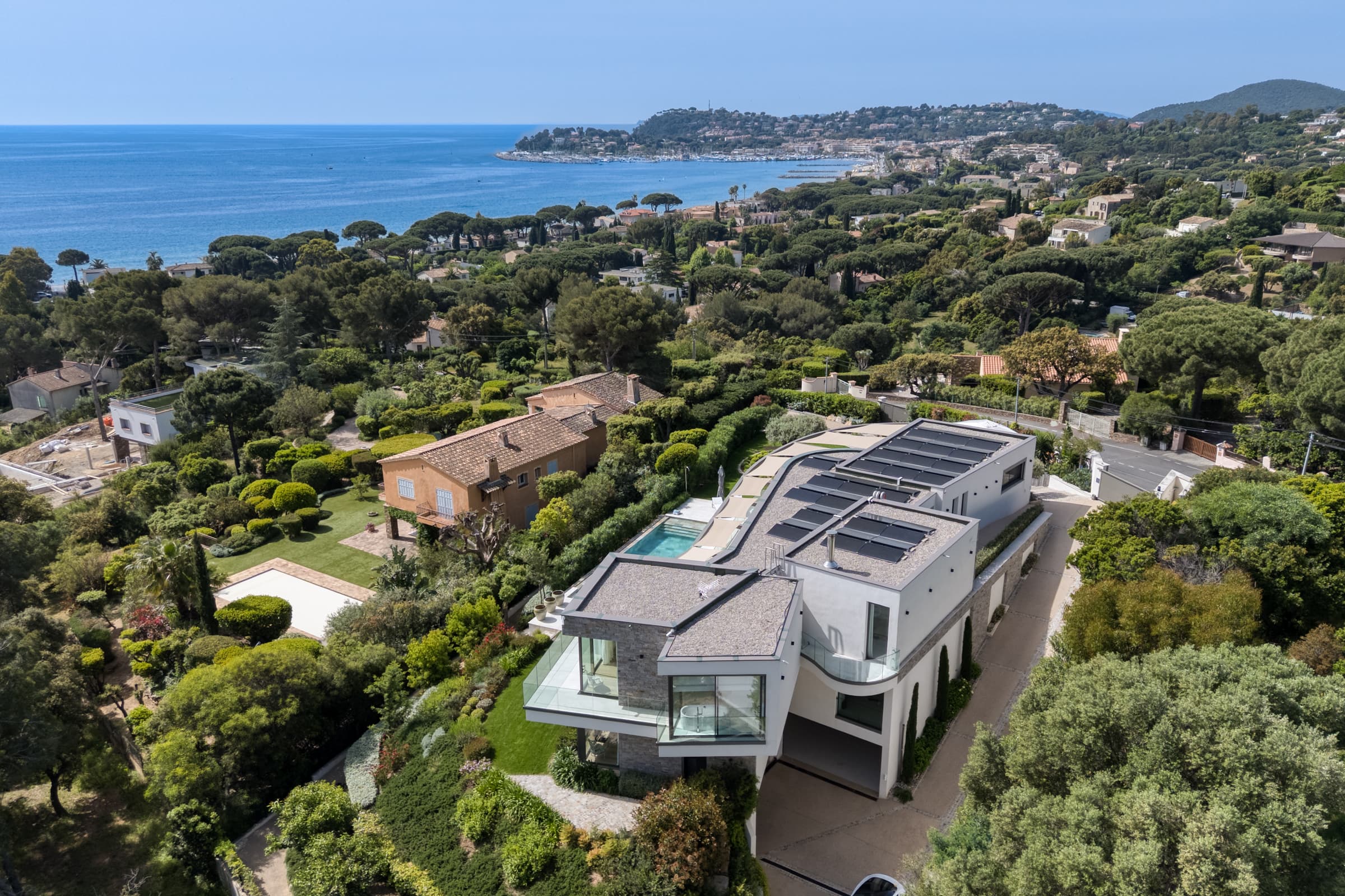 Propriété d’exception à vendre à Cavalaire-sur-Mer de 410 m² avec jardin paysager, terrasses et vue mer panoramique à couper le souffle.