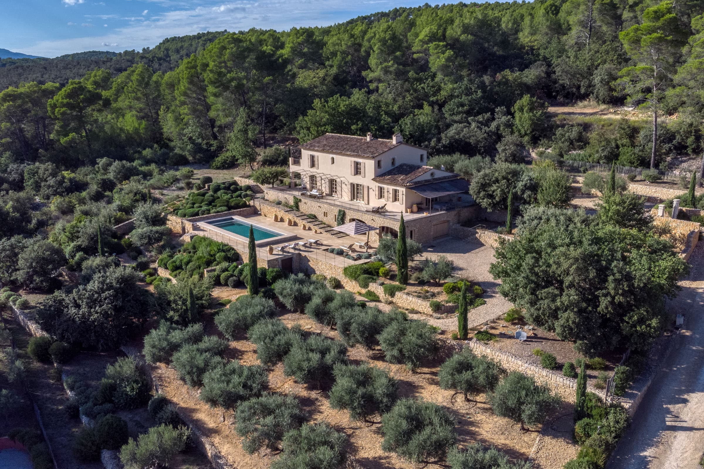 Villa provençale moderne située à Entrecasteaux sur un terrain de 4 200 m², propriété haut de gamme avec vue dominante sur la nature.