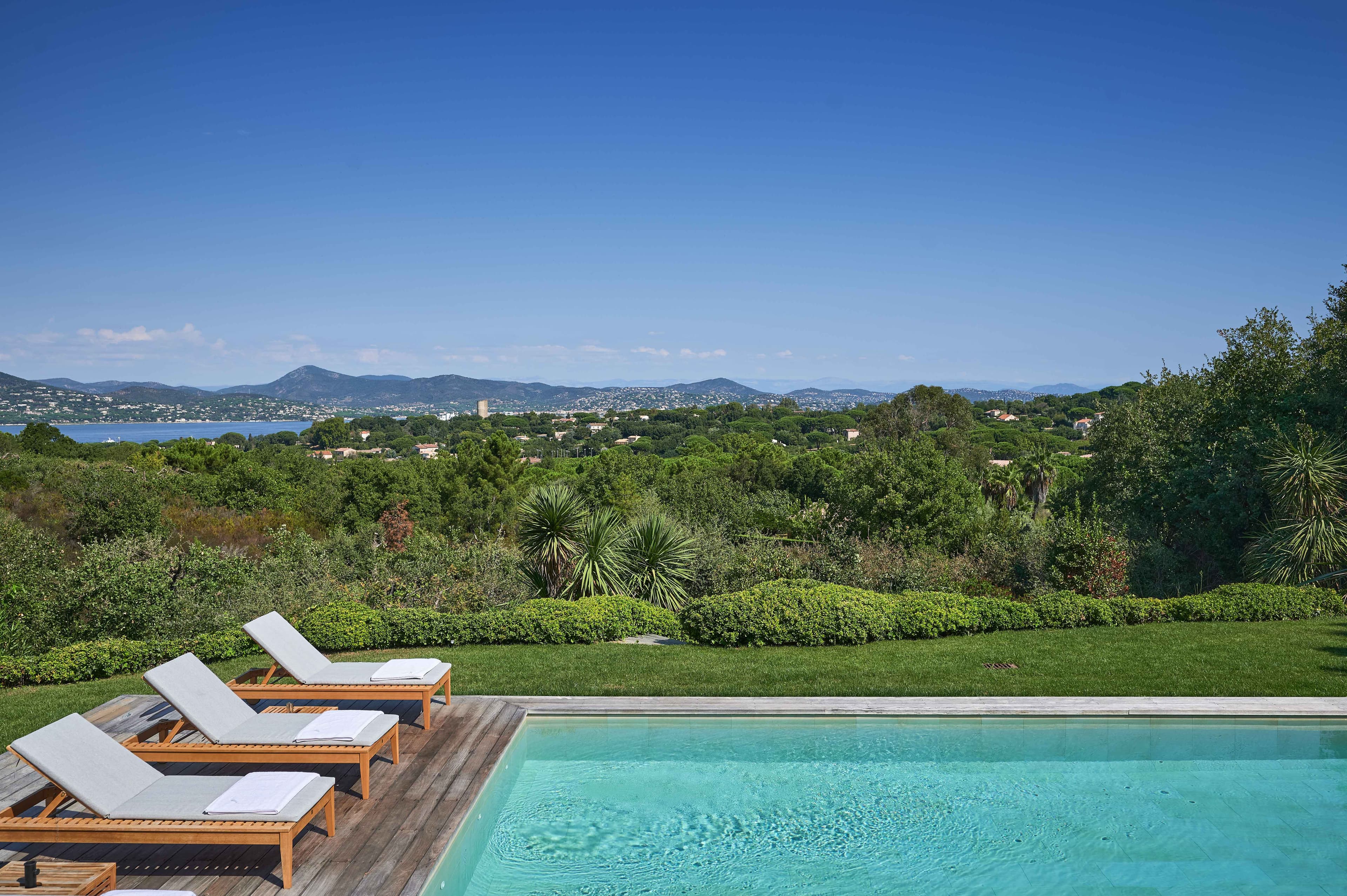 Piscine chauffée et jardin méditerranéen
