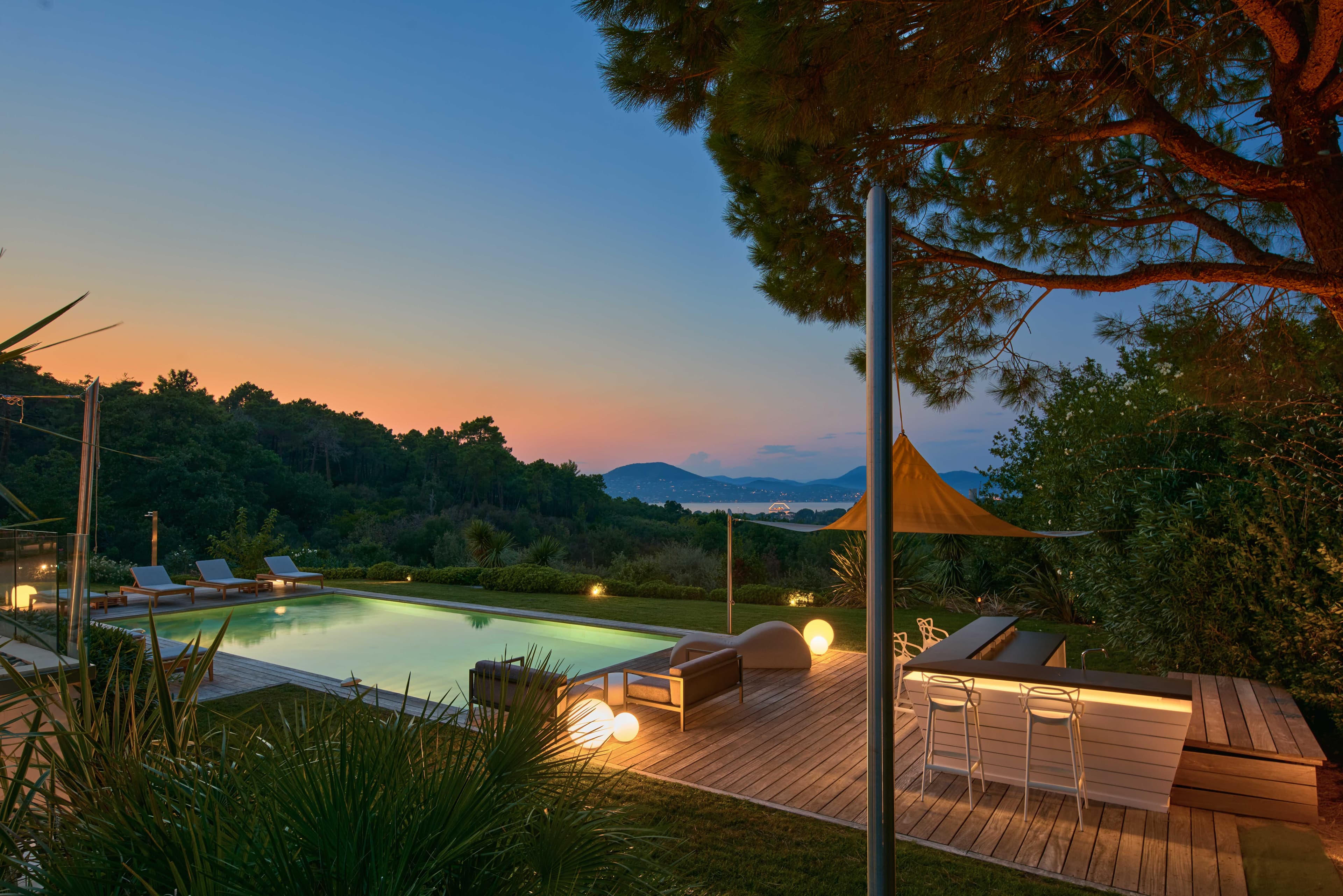 Terrasse panoramique avec vue mer spectaculaire dans une villa de luxe à Ramatuelle, au cœur de la presqu’île de Saint-Tropez.