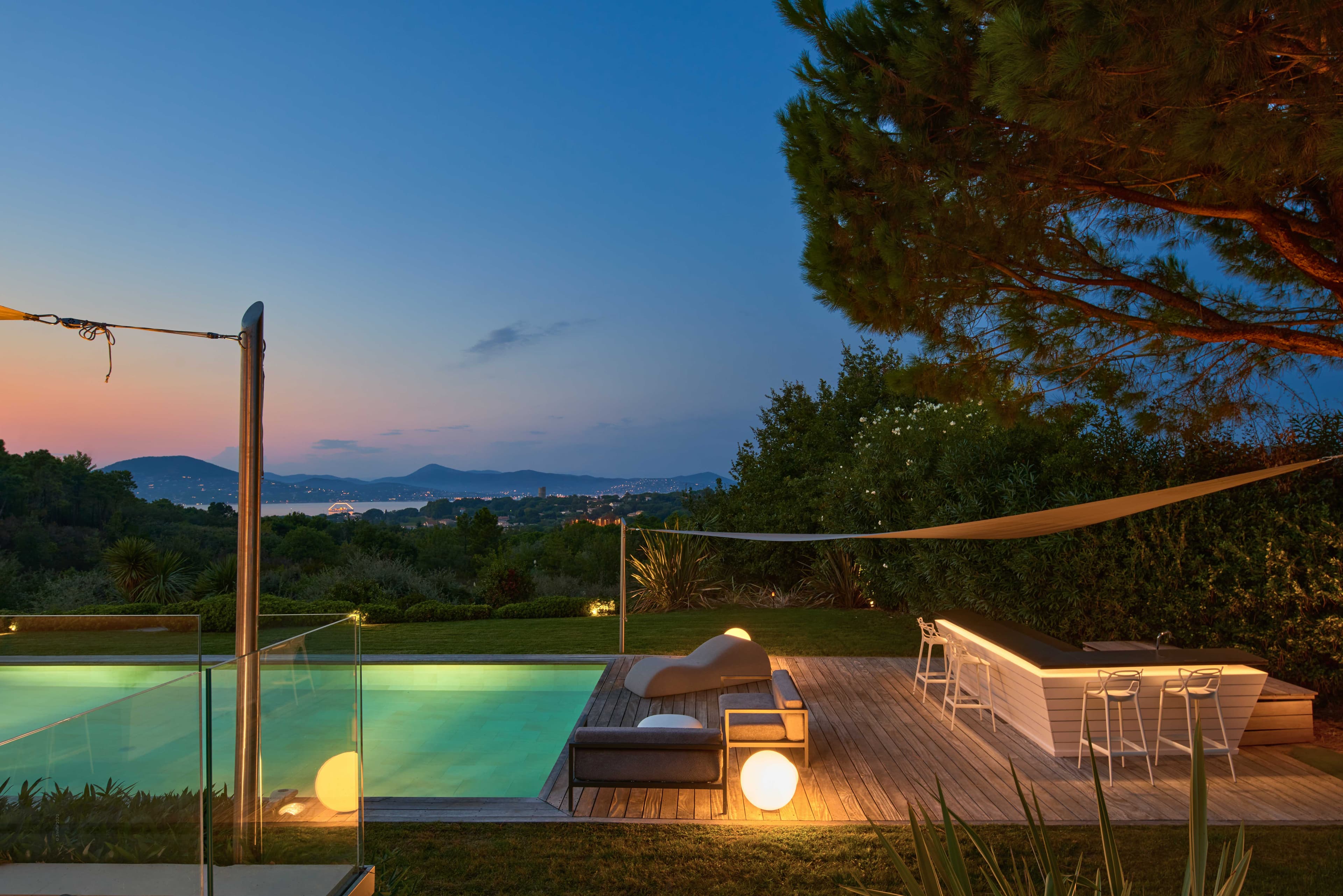 Terrasse panoramique avec vue mer spectaculaire dans une villa de luxe à Ramatuelle, au cœur de la presqu’île de Saint-Tropez.