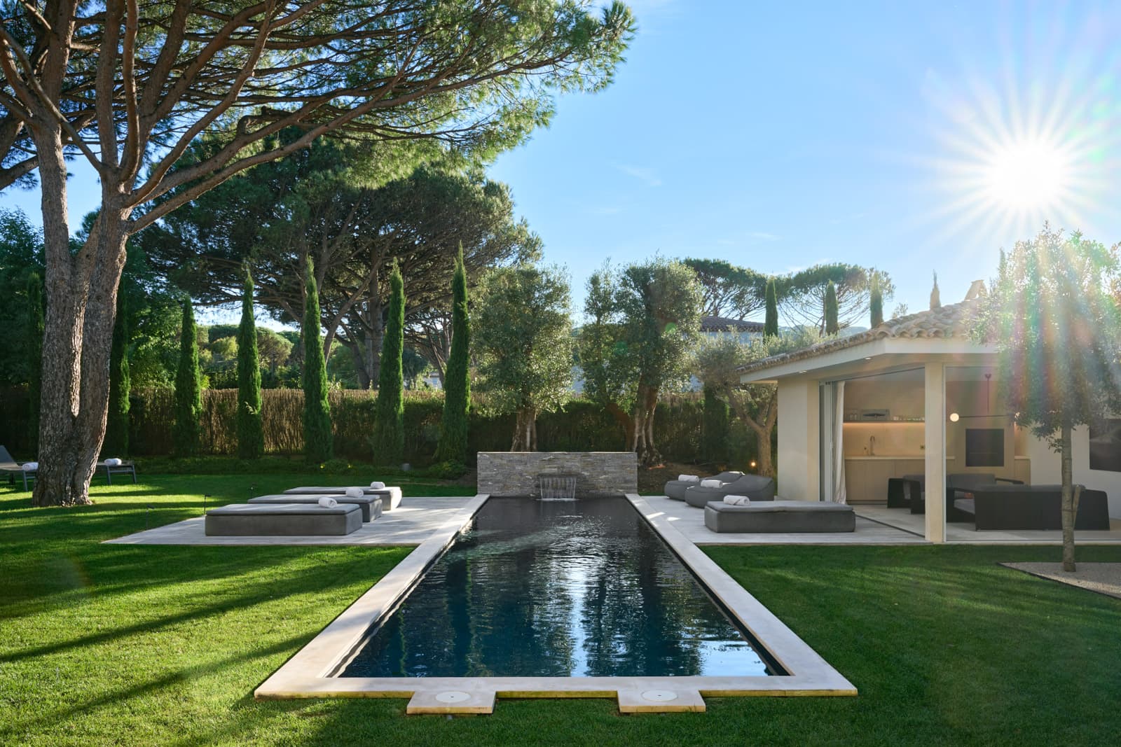 Piscine de prestige de villa neuve à vendre à Saint-Tropez, Salins, entourée de terrasses pour détente et loisirs.