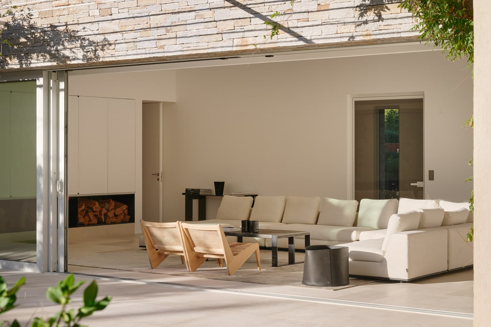 Salon spacieux et lumineux dans villa neuve à vendre à Saint-Tropez, Salins, parfait pour détente et réceptions.