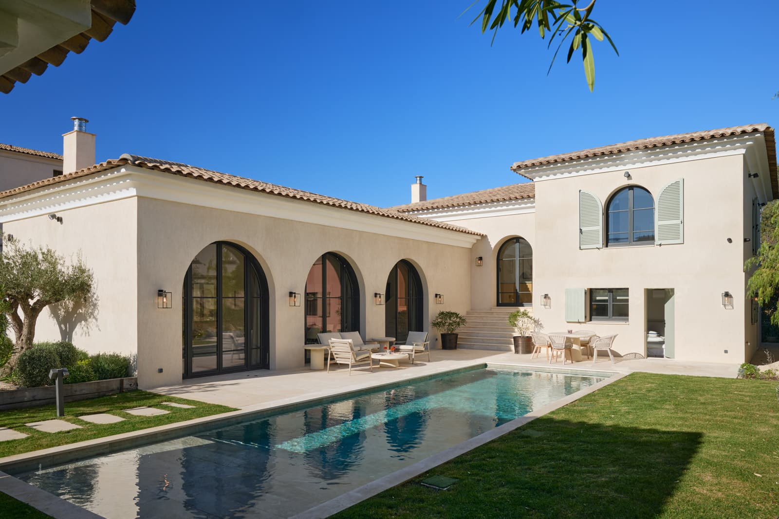 Piscine élégante et poolhouse moderne dans une propriété d’exception à vendre à Saint-Tropez, à proximité de la Place des Lices.