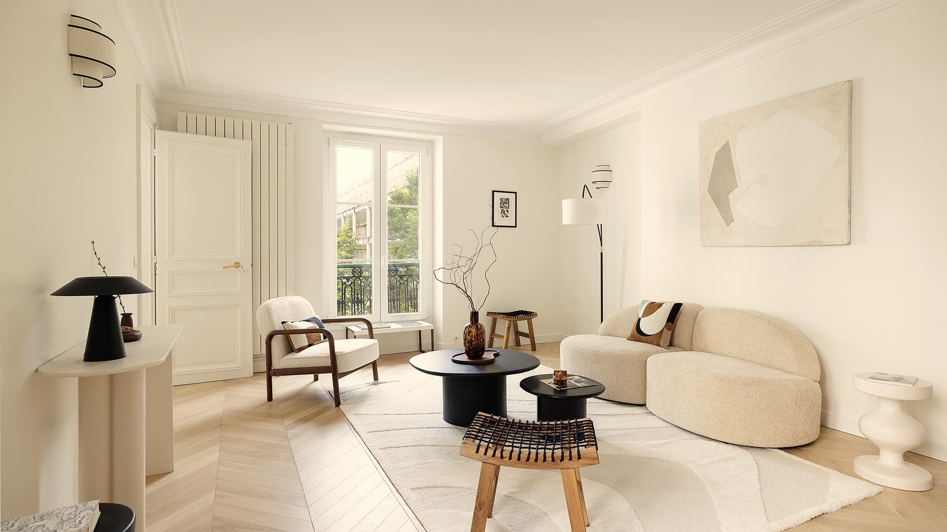 Séjour spacieux et lumineux dans un appartement à vendre à Paris 1er arrondissement, proche du Marché Saint-Honoré, avec belle hauteur sous plafond.