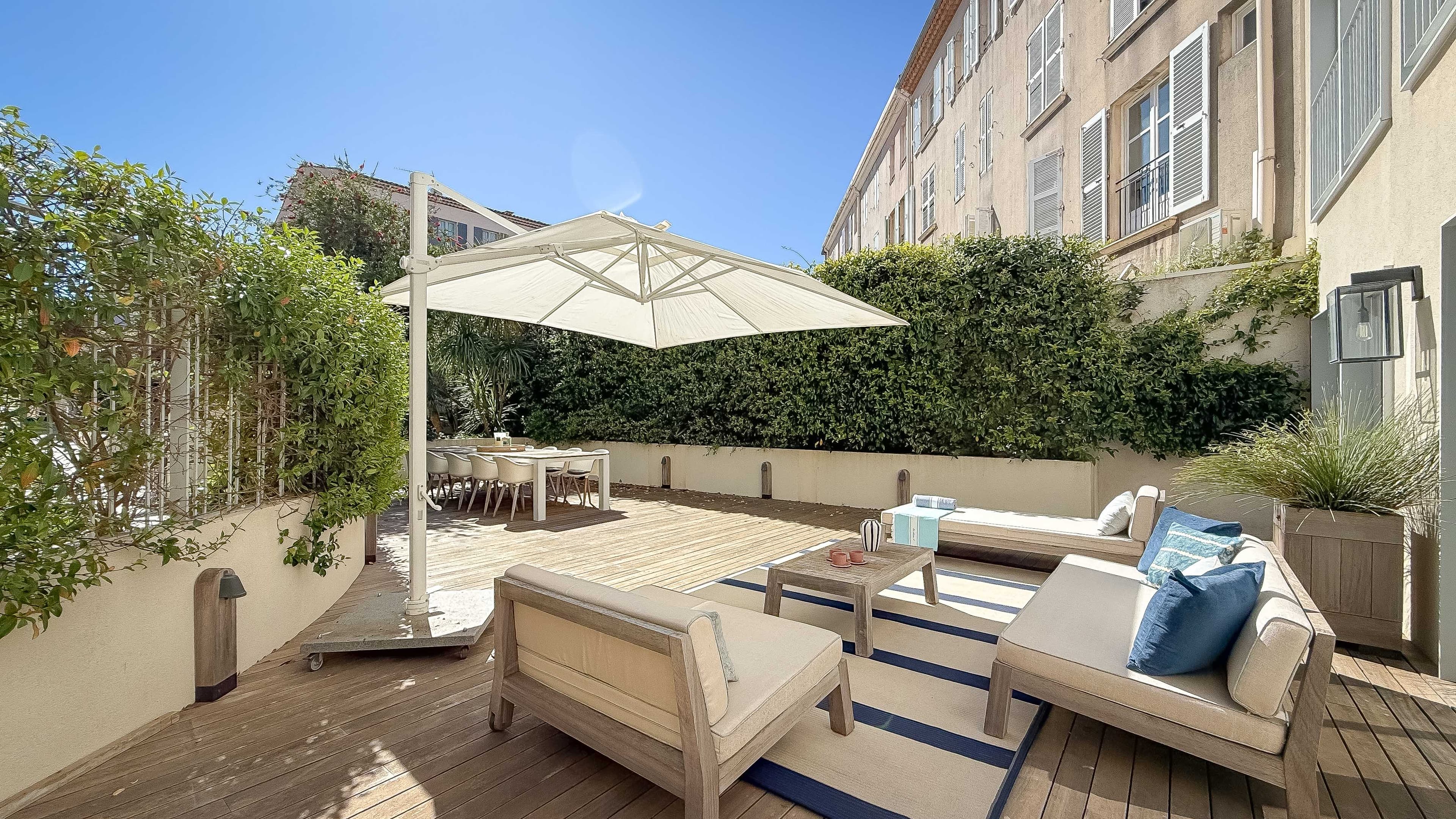 Appartement à vendre Saint-Tropez, rez-de-jardin avec grande terrasse, trois chambres et prestations haut de gamme en centre-ville.
