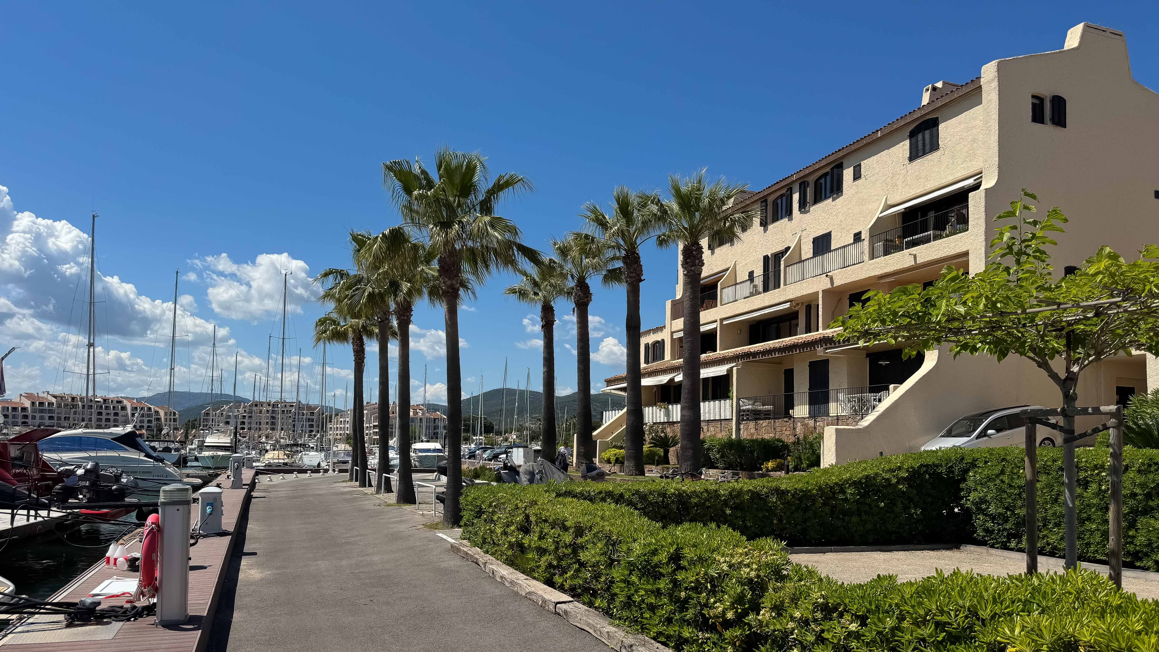 Façade ensoleillée d’un appartement à vendre à Les Marines de Cogolin avec vue exceptionnelle sur le port de plaisance, idéalement situé près de Saint-Tropez.