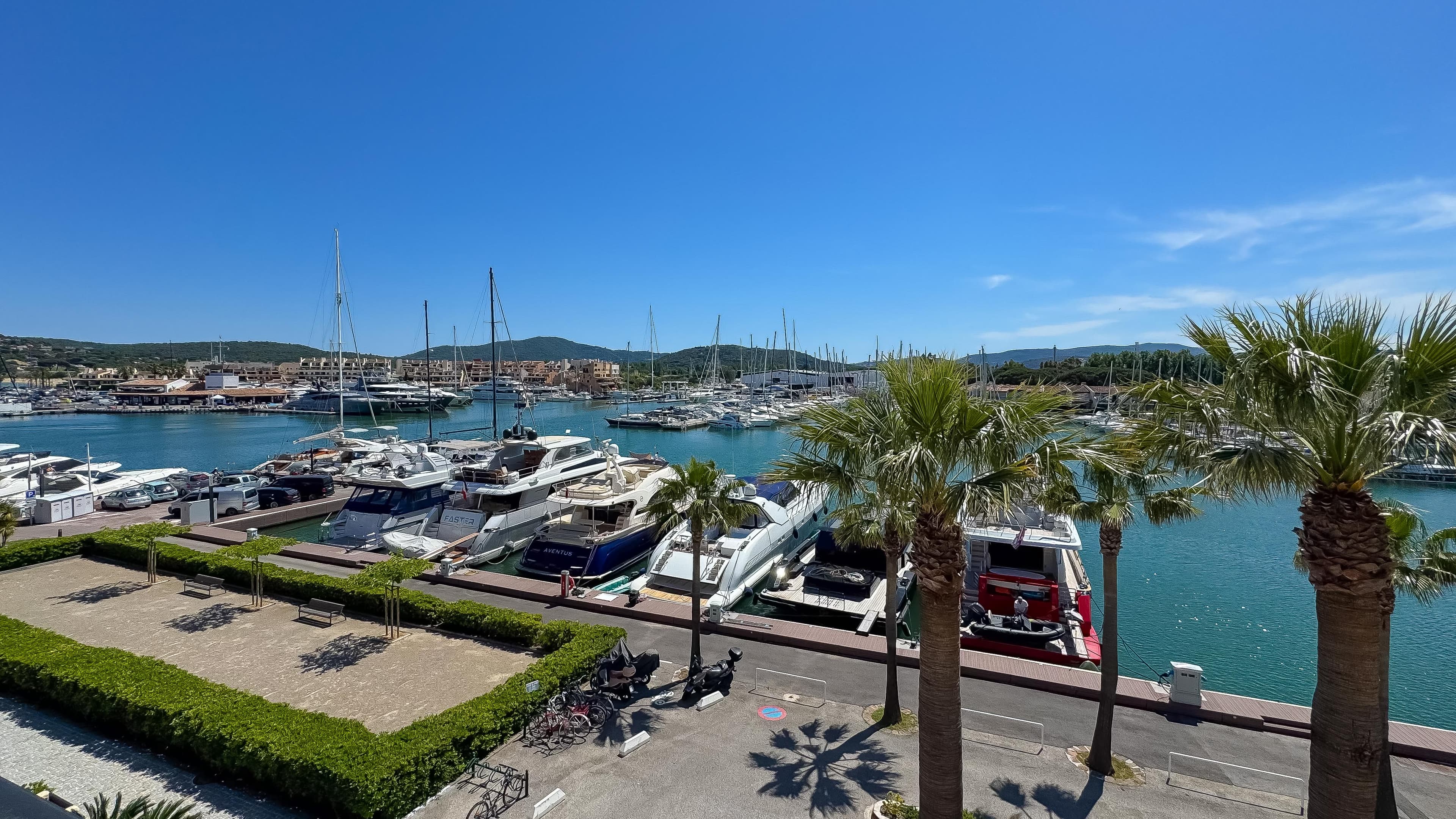 Magnifique vue dégagée sur le port de plaisance depuis un appartement à vendre à Les Marines de Cogolin, proche du centre animé de Saint-Tropez.