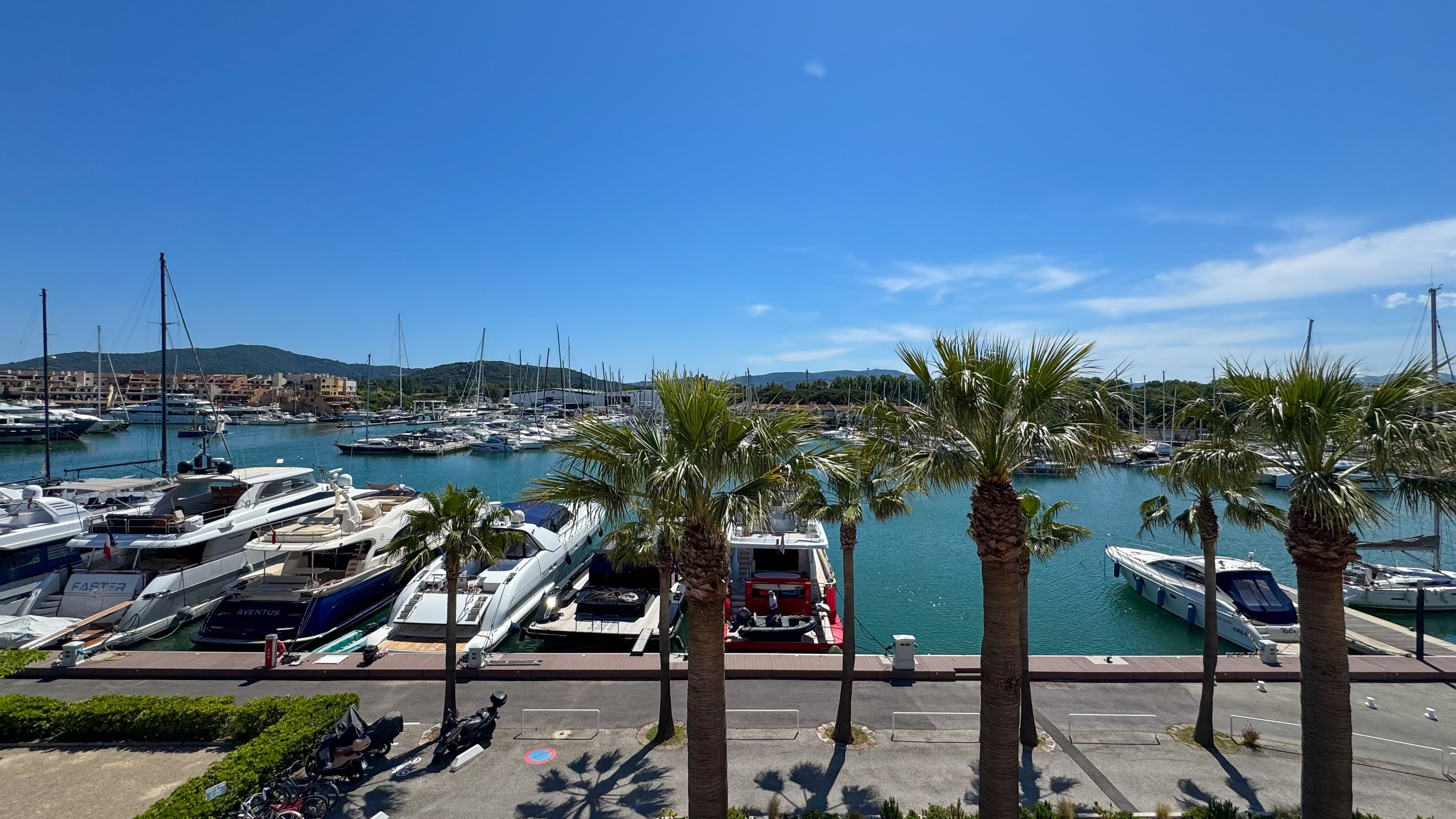 Magnifique vue dégagée sur le port de plaisance depuis un appartement à vendre à Les Marines de Cogolin, proche du centre animé de Saint-Tropez.