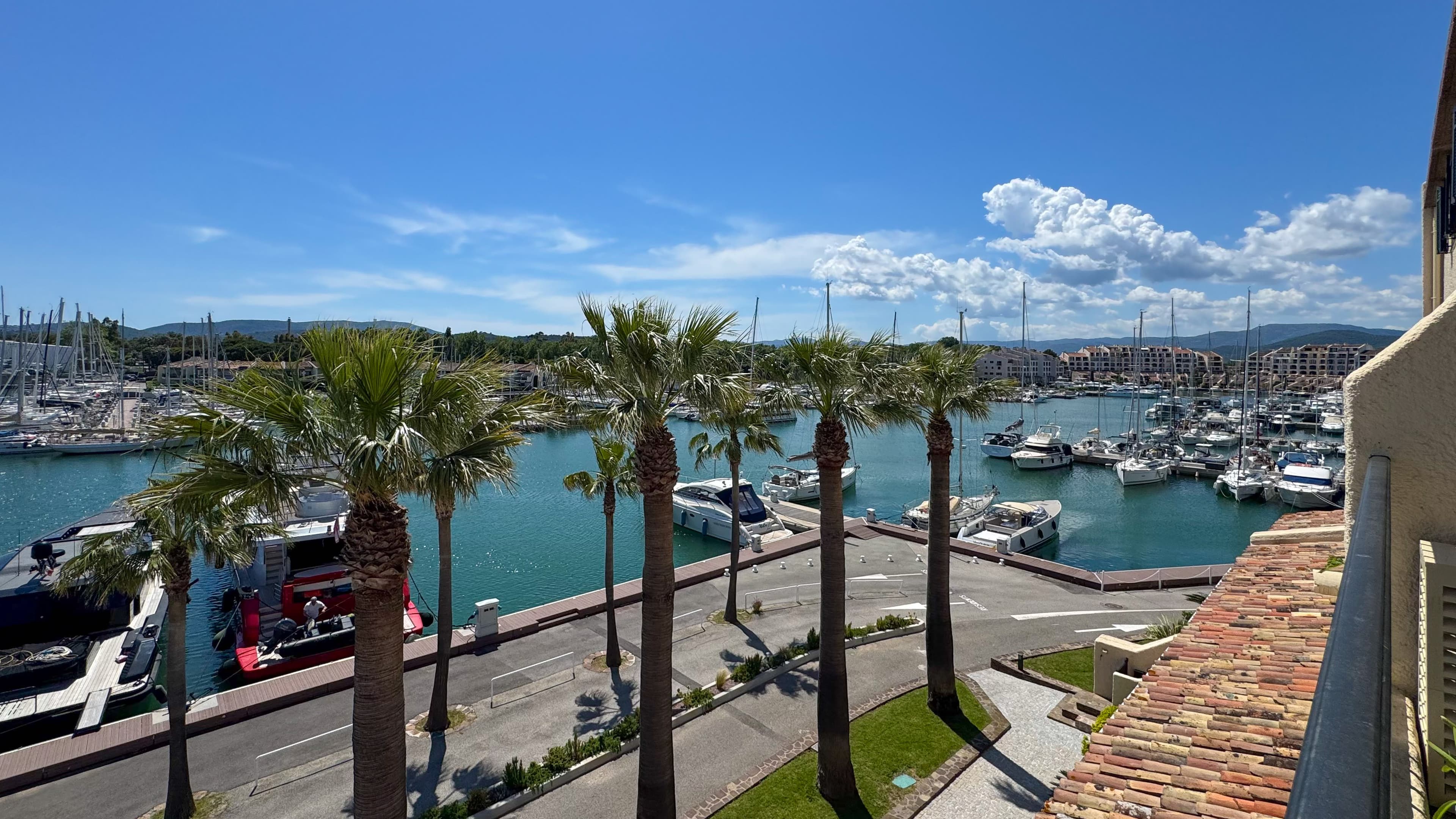 Magnifique vue dégagée sur le port de plaisance depuis un appartement à vendre à Les Marines de Cogolin, proche du centre animé de Saint-Tropez.