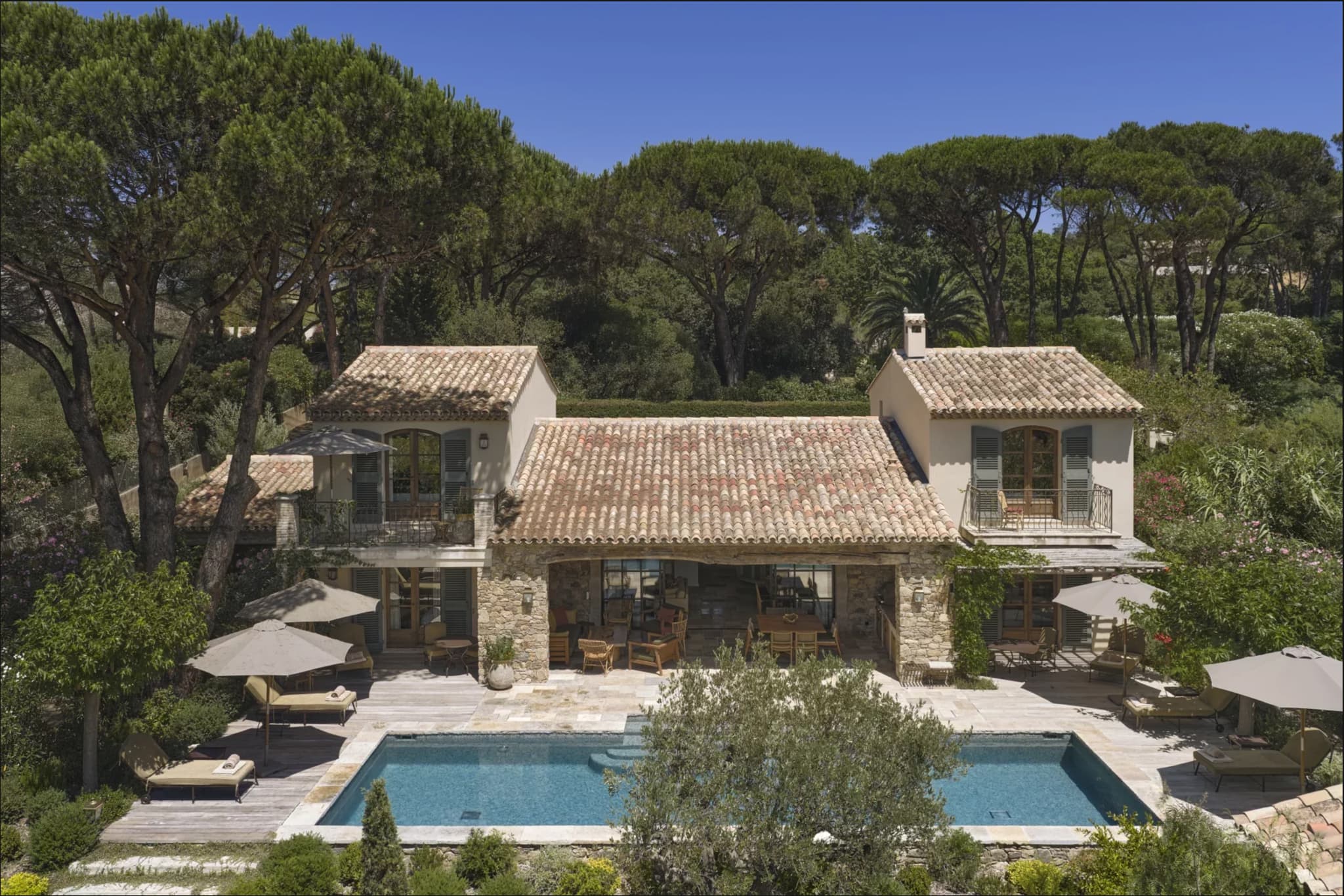 Villa provençale neuve de 250 m² à vendre à Saint-Tropez : 4 suites, spa, matériaux nobles, piscine chauffée et jardin paysager, proche du centre et des plages.