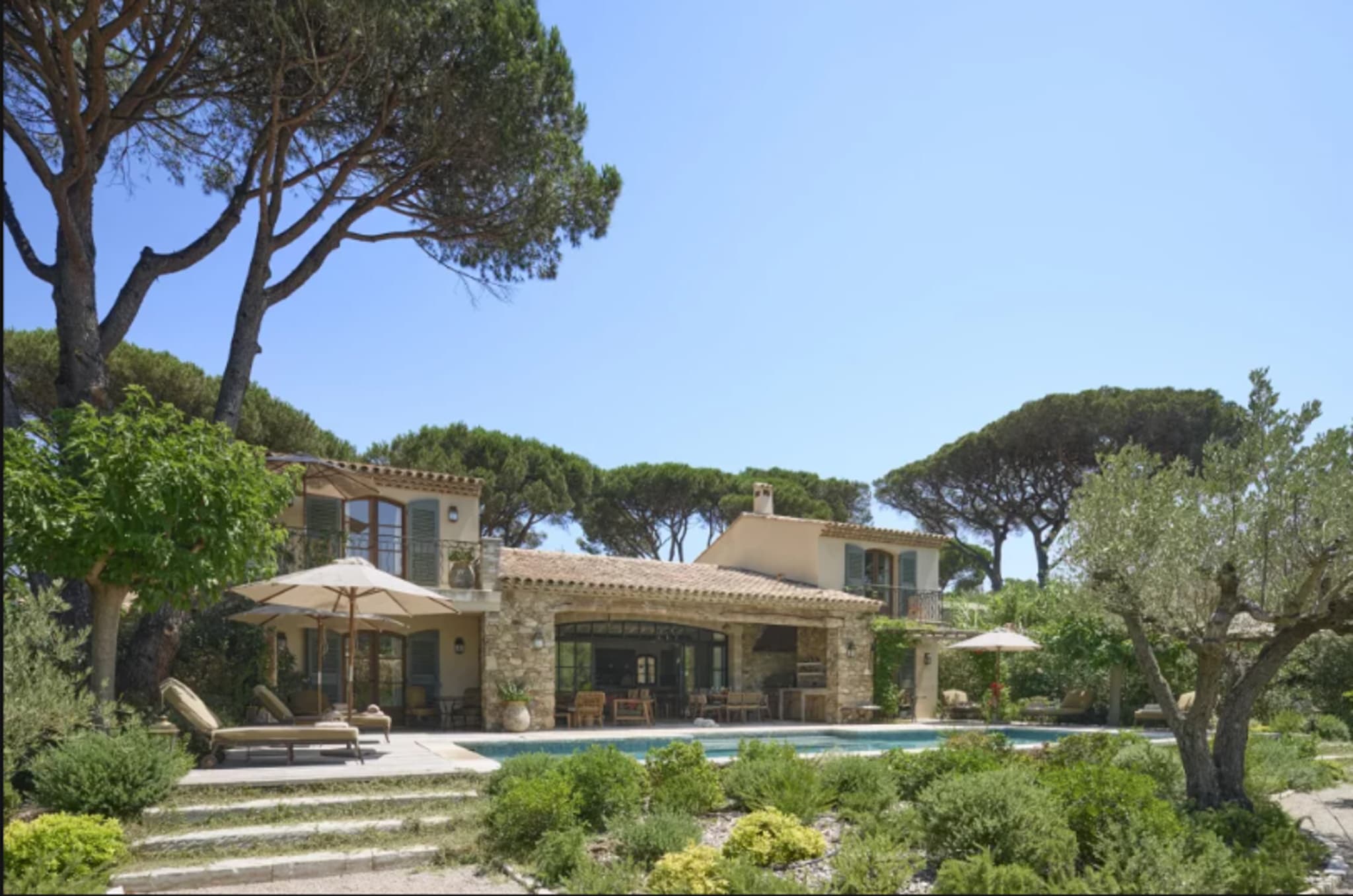Villa provençale neuve de 250 m² à vendre à Saint-Tropez : 4 suites, spa, matériaux nobles, piscine chauffée et jardin paysager, proche du centre et des plages.