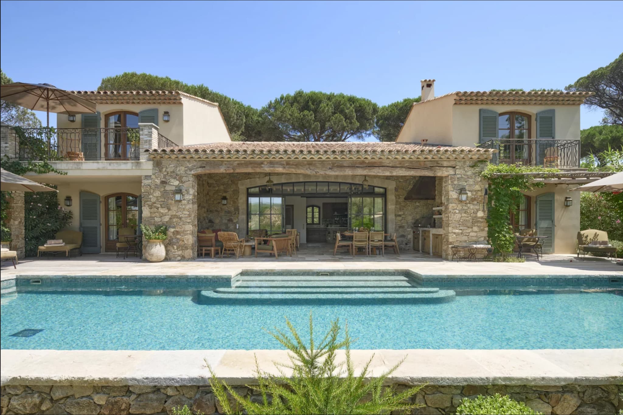 Piscine chauffée exposée sud-ouest avec vue dégagée sur les collines, dans une villa provençale haut de gamme à vendre à Saint-Tropez.