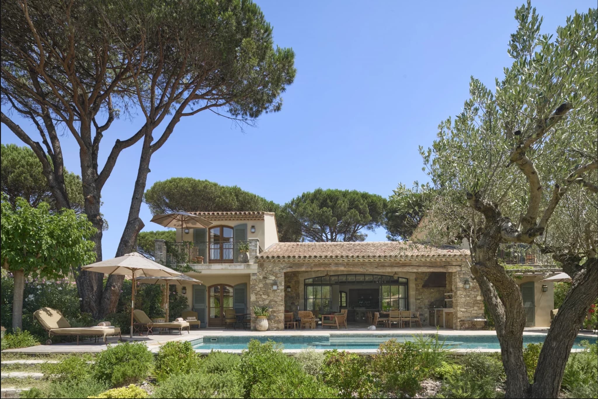 Villa provençale neuve de 250 m² à vendre à Saint-Tropez : 4 suites, spa, matériaux nobles, piscine chauffée et jardin paysager, proche du centre et des plages.