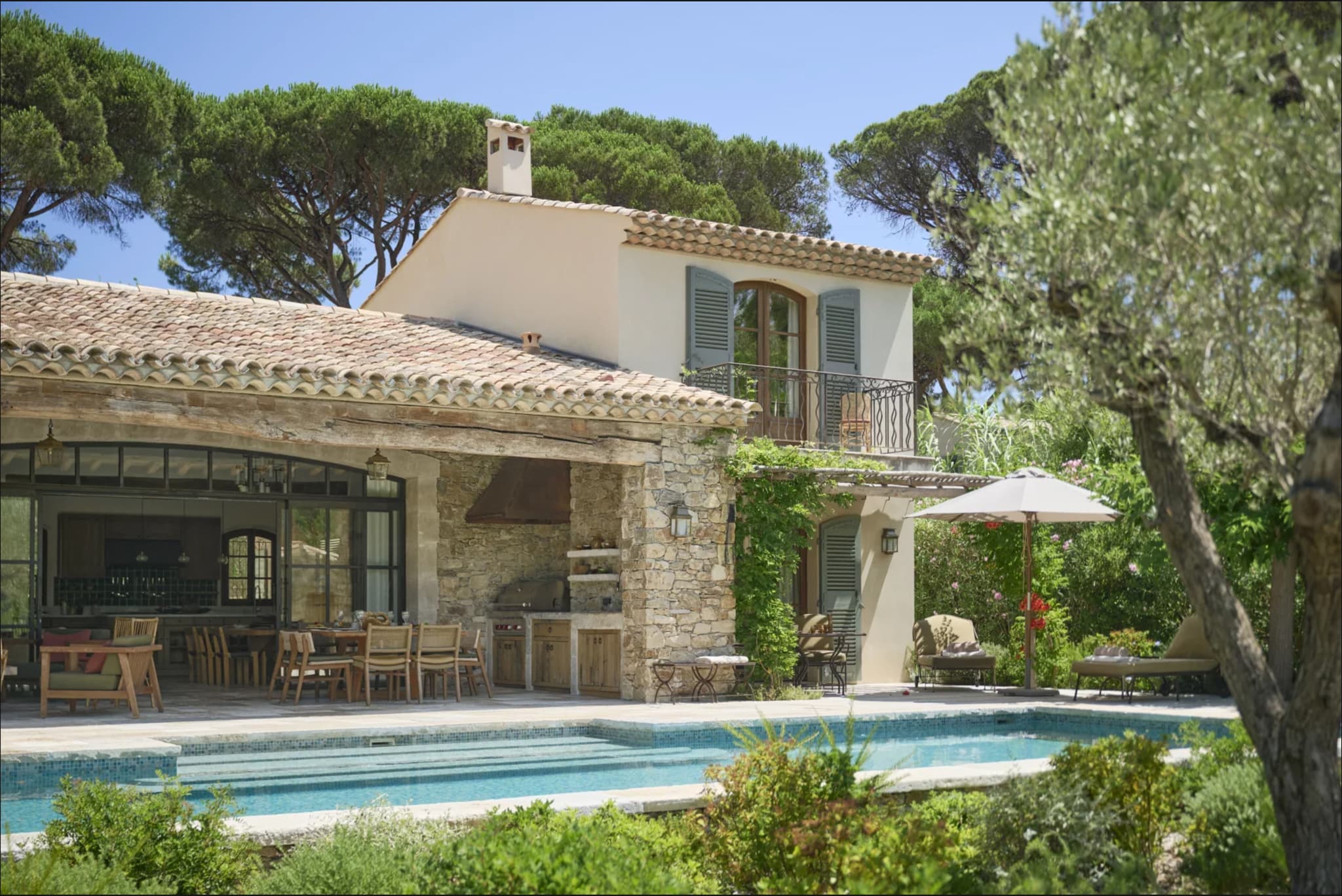 Superbe façade en vieilles pierres et tuiles anciennes, pour une villa provençale neuve et élégante à vendre à Saint-Tropez.