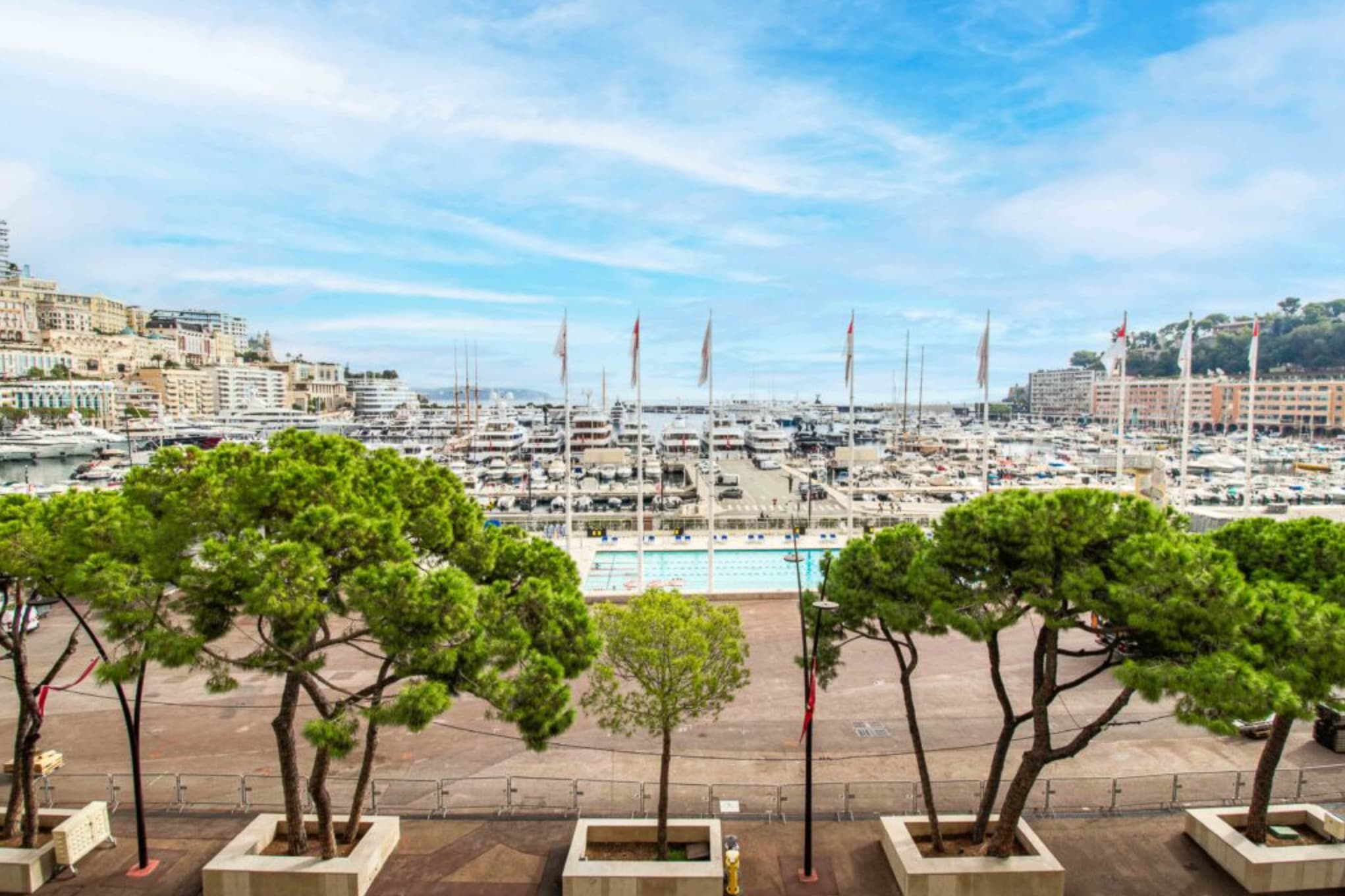 Panorama sur le célèbre Port Hercules depuis un appartement à vendre à Monaco, idéal pied-à-terre ou investissement.