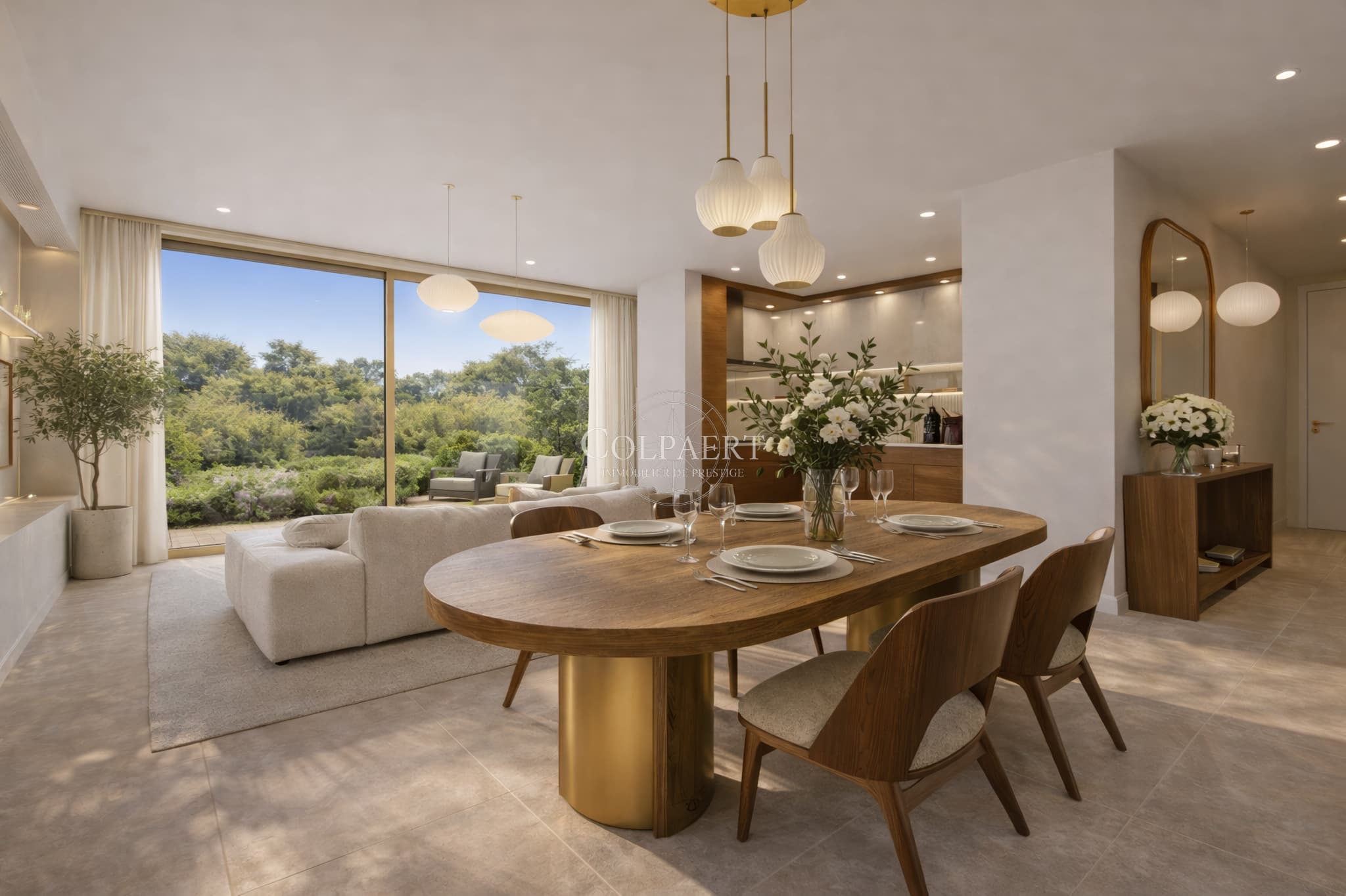 Salle à manger conviviale et élégante dans un appartement de luxe à Saint-Tropez, idéale pour profiter d’un cadre raffiné au Patio Ruben.
