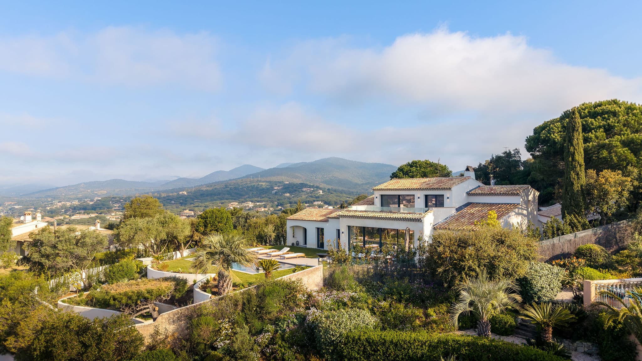 Façade élégante d’une villa à Sainte-Maxime avec architecture contemporaine, jardin paysager et environnement résidentiel recherché.