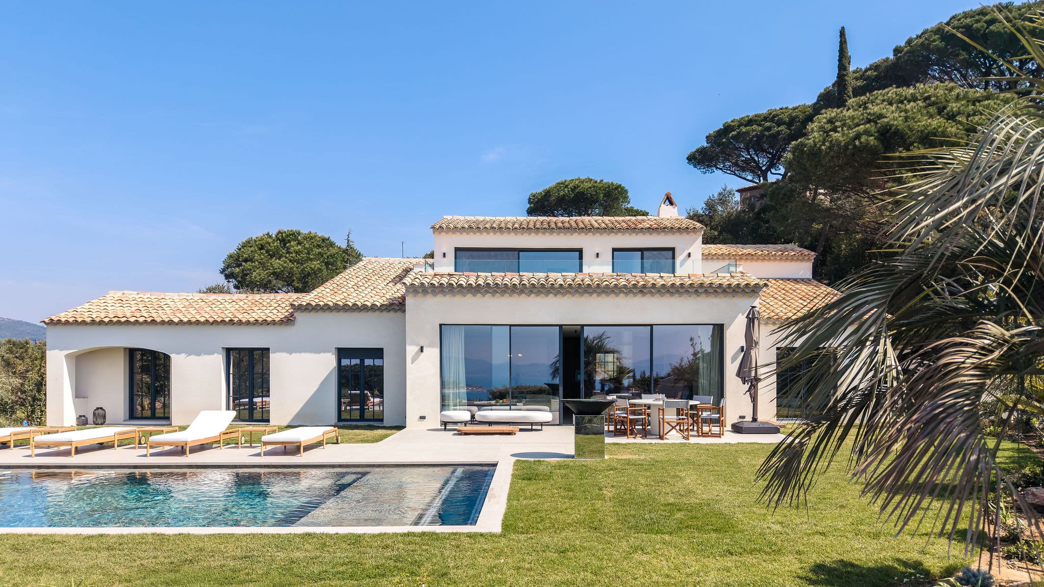 Façade élégante d’une villa à Sainte-Maxime avec architecture contemporaine, jardin paysager et environnement résidentiel recherché.