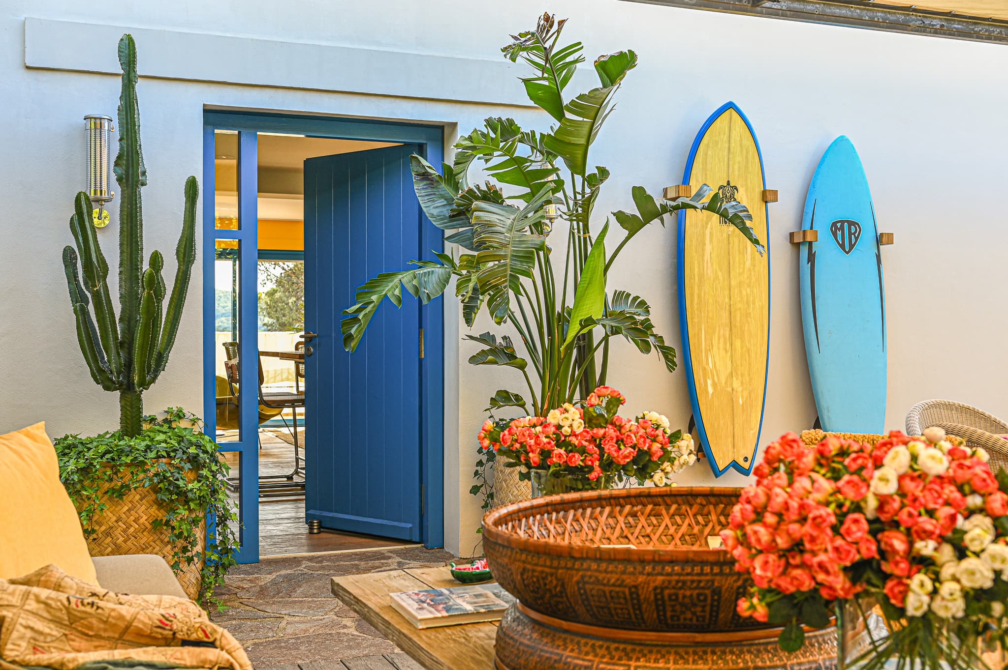 Entrée sécurisée dans une propriété élégante à vendre à Saint-Tropez.