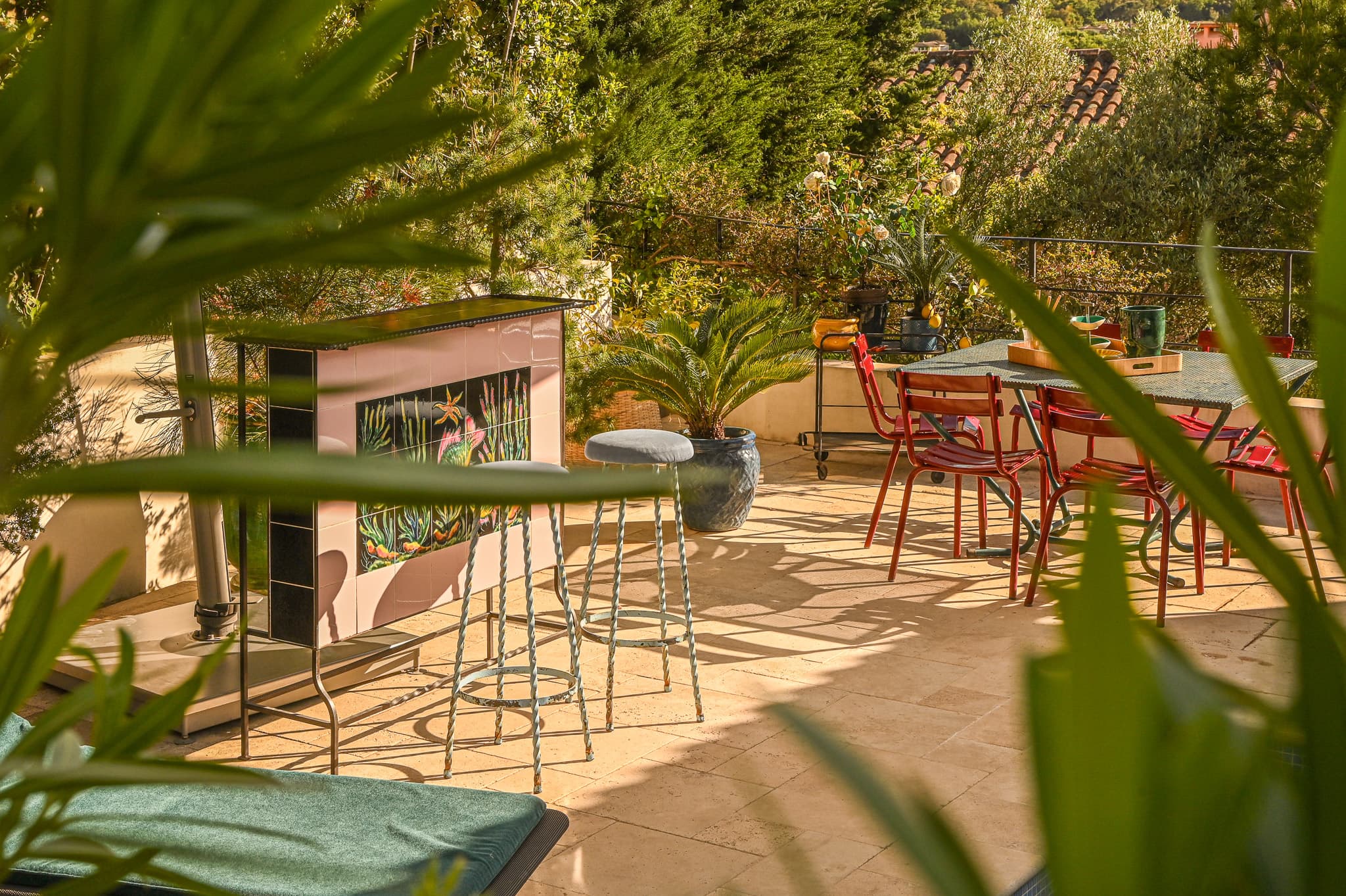 Terrasse baignée de soleil dans une élégante villa à vendre à Saint-Tropez, offrant une ambiance méditerranéenne apaisante.