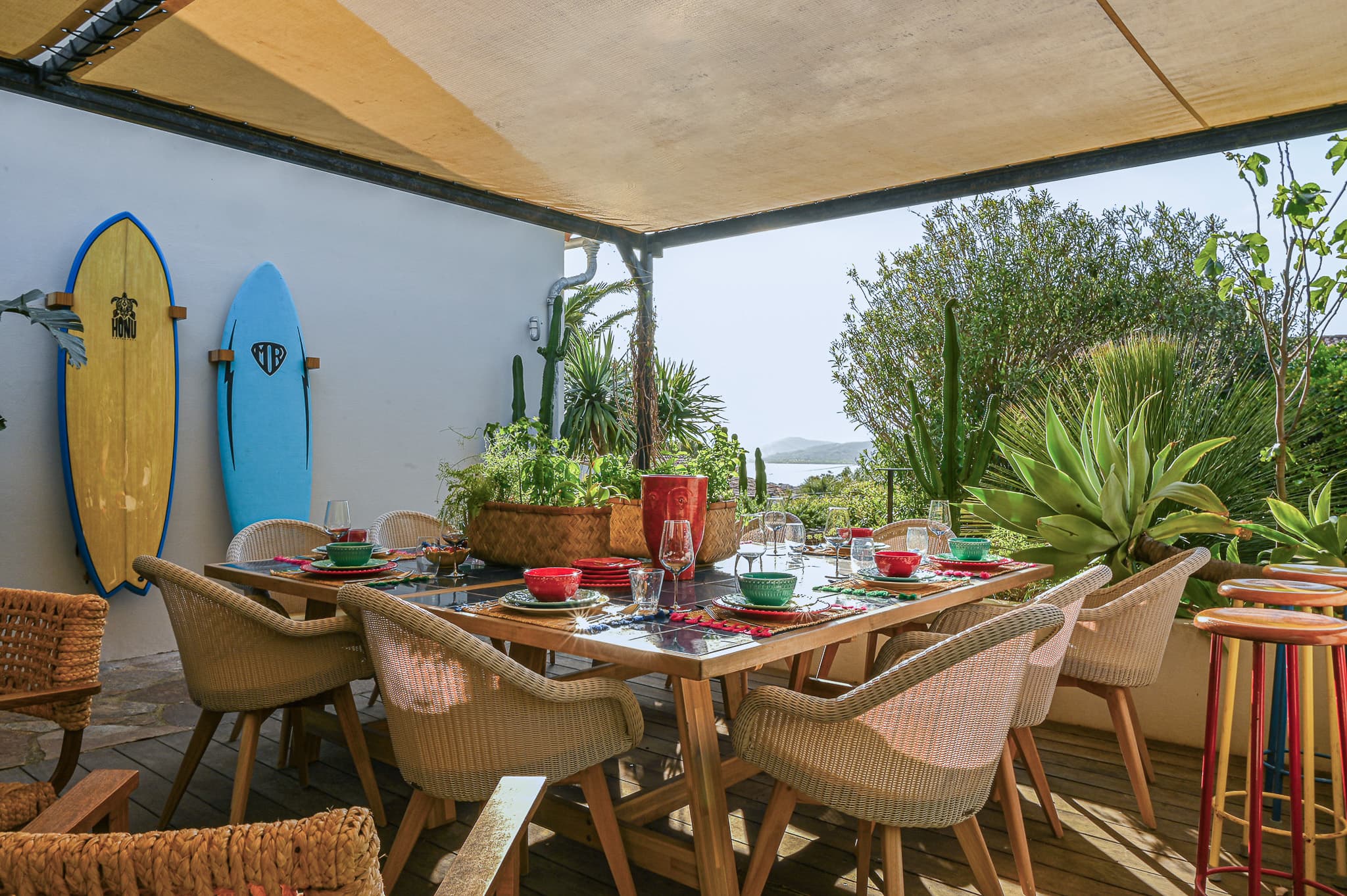 Terrasse baignée de soleil dans une élégante villa à vendre à Saint-Tropez, offrant une ambiance méditerranéenne apaisante.
