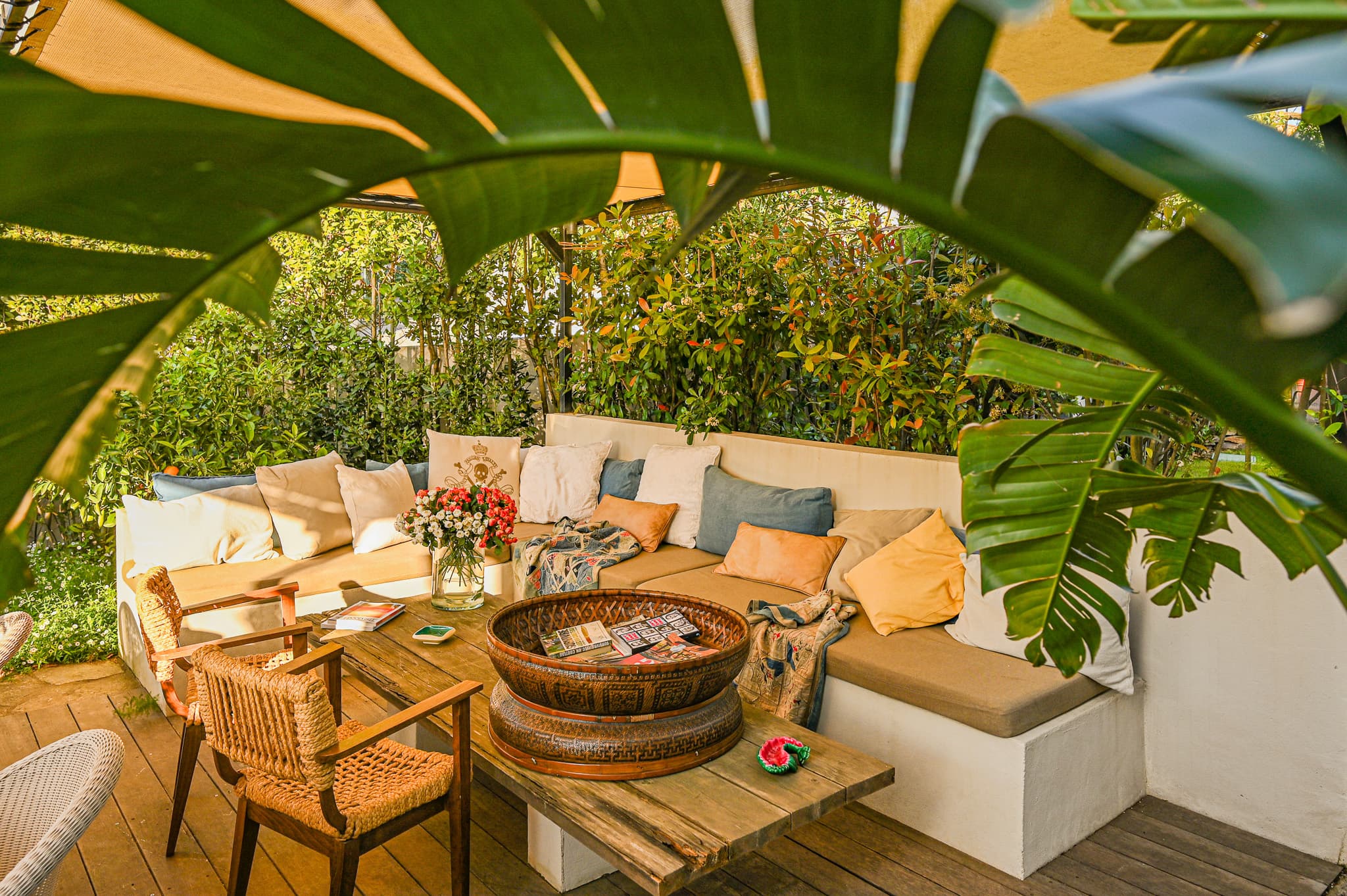 Espace extérieur de la villa à vendre à Saint-Tropez, parfait pour se détendre à l’ombre des arbres avec vue dégagée.