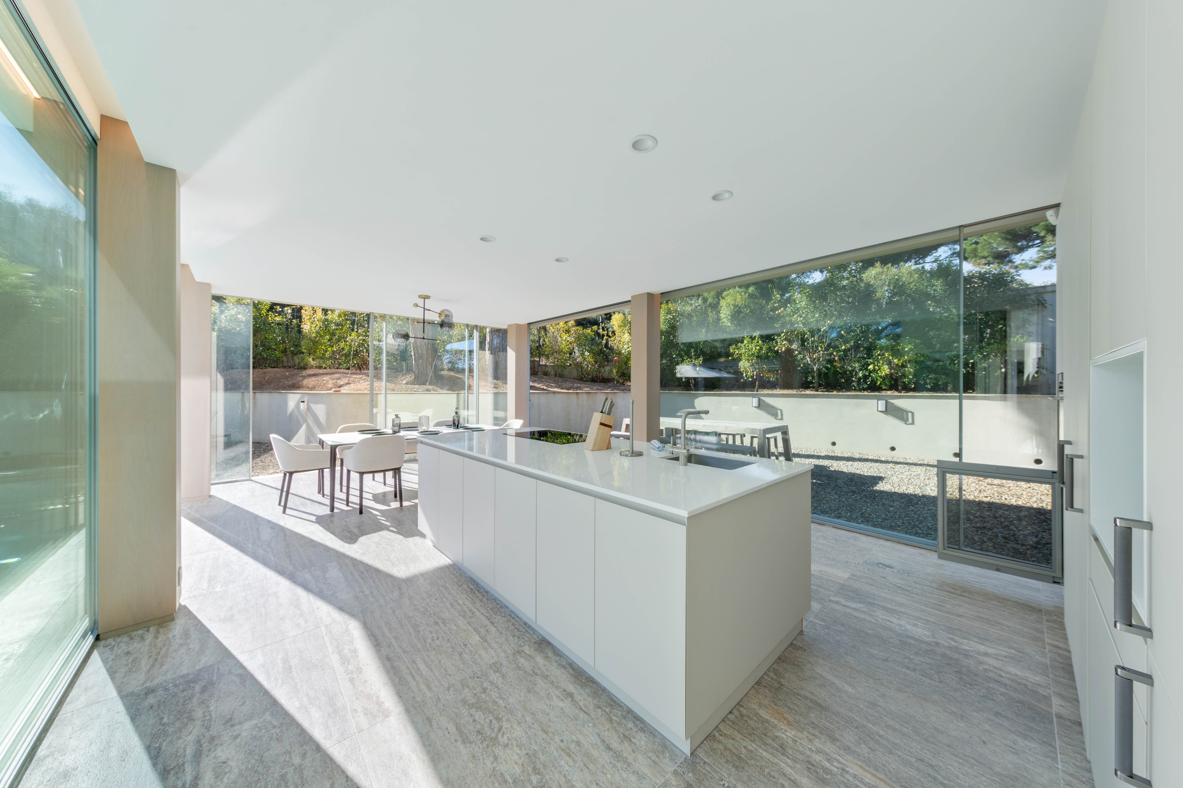 Cuisine design entièrement équipée, ouverte sur le salon et la terrasse. Matériaux de qualité et finitions haut de gamme.