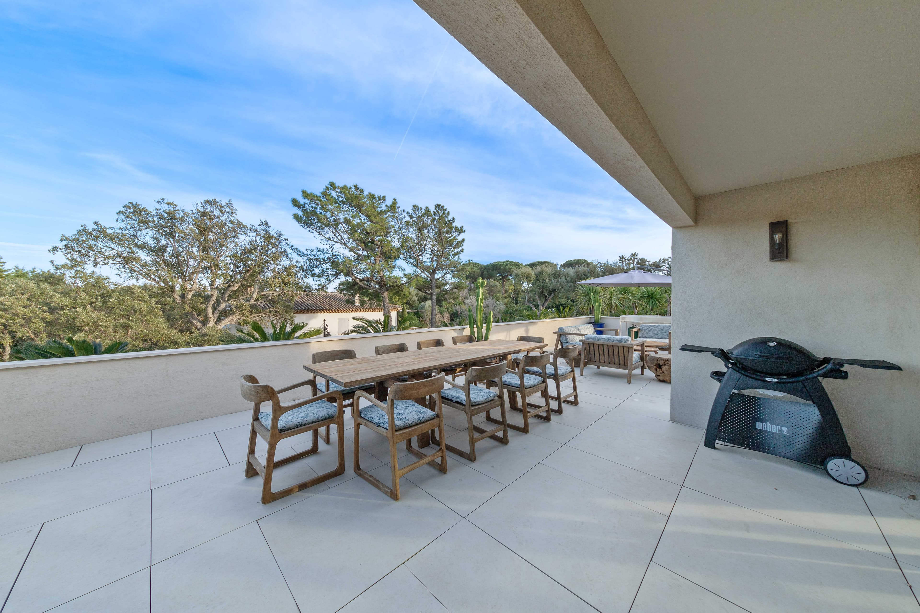 Deux terrasses avec coin repas et salon — villa à vendre à Ramatuelle. Emplacement idéal avec vue panoramique