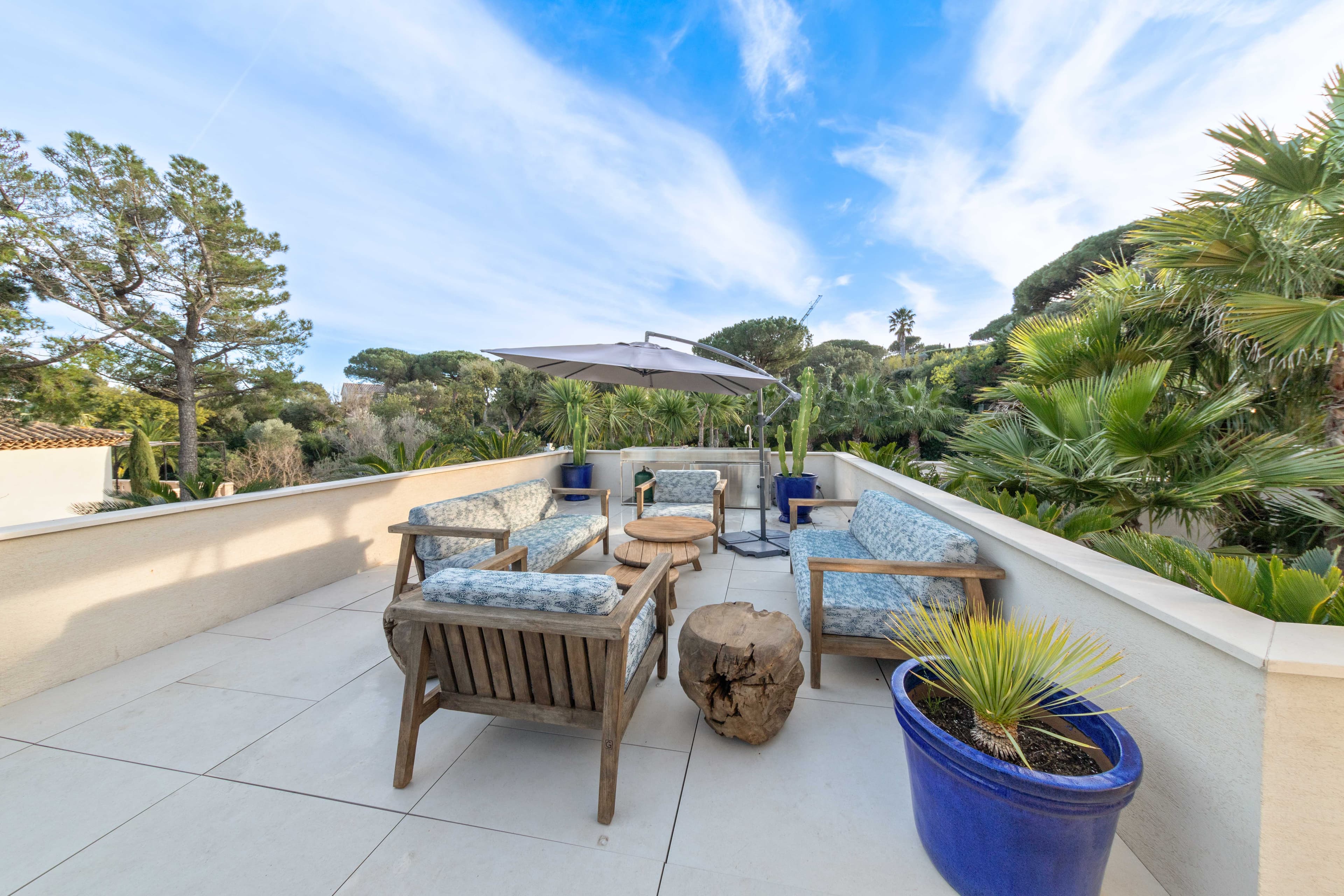 Deux terrasses avec coin repas et salon — villa à vendre à Ramatuelle. Emplacement idéal avec vue panoramique