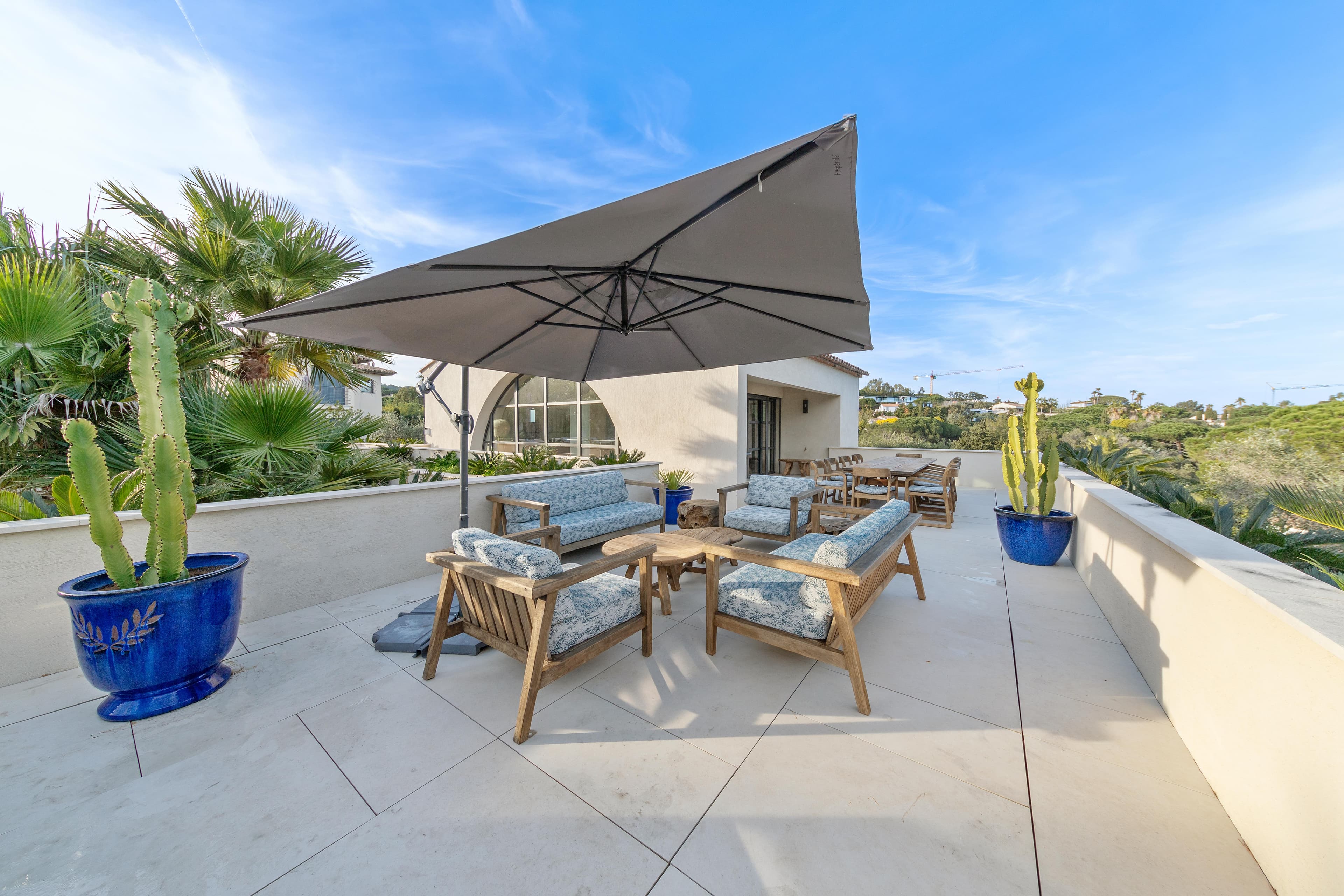 Deux terrasses avec coin repas et salon — villa à vendre à Ramatuelle. Emplacement idéal avec vue panoramique